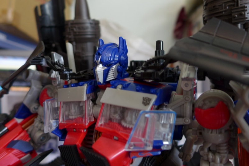 FWI-3 attached to Optimus Prime close up at the upper chest